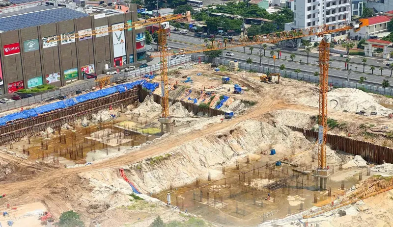 Công trường tháng 11/2025: hố móng và thép móng cạnh Vincom Plaza