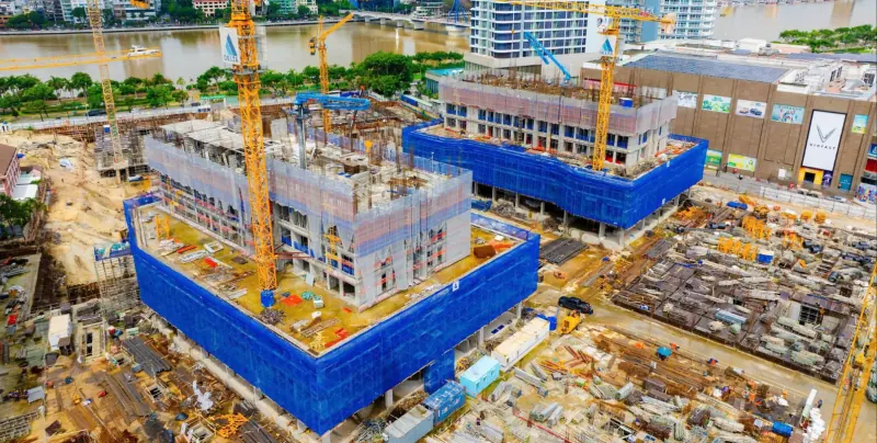 Công trường nhìn từ trên cao, các khối bê tông phủ lưới xanh